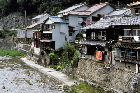 足助川の北岸