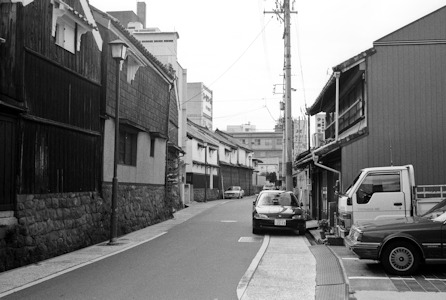 四間道の町並み保存地区の中央あたり