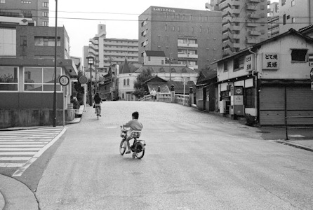 堀川を渡る「五條橋」