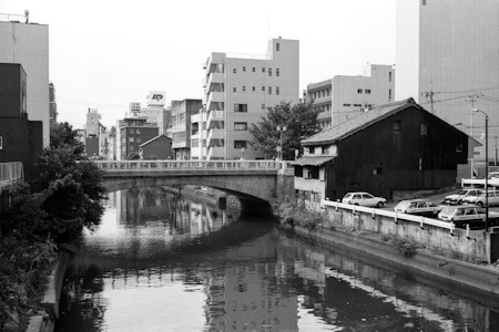 堀川を渡る中橋