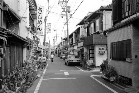 低層の商店が並ぶ通り