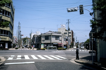 籠田公園の南西側の五叉路