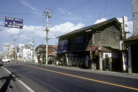 土手町と松森町の間の交差点付近