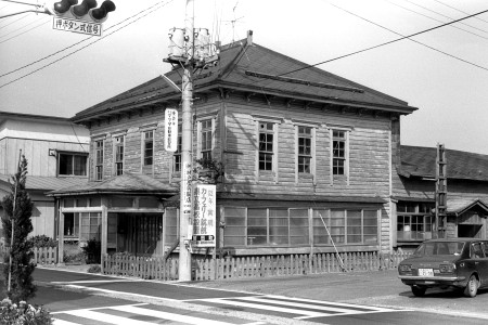 蟹田駅前の大きな木造住宅