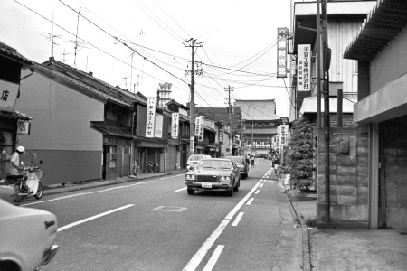 本町から金沢別院を望む