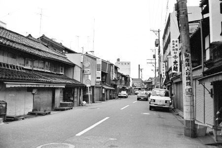 本町から安江町交差点方向を望む
