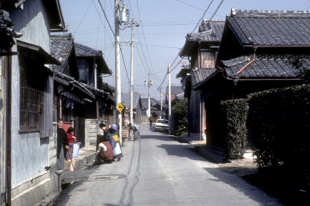 正月を迎えた四日市郊外の町