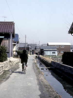 用水路がある都市近郊の風景