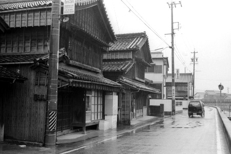 板壁・妻入りの豪壮な民家