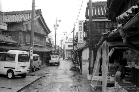 道に対して斜めに建つ家々