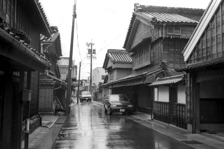 道の両側に豪壮な家屋が並ぶ