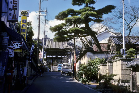 当麻寺の門前
