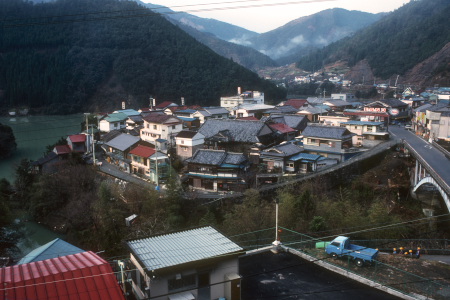 蕨尾バス停付近