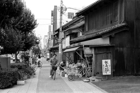 中山道本町二丁目交差点南側