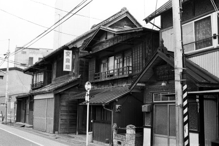 裏通りの木造家屋