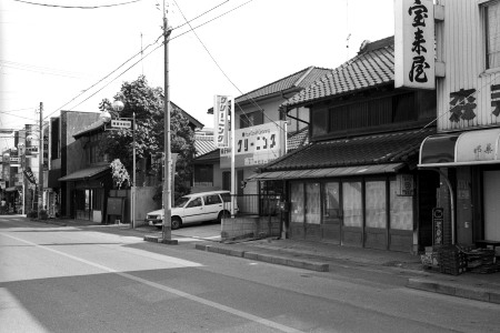 宝来屋前