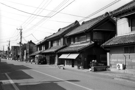 重厚な蔵造りの商家が続く