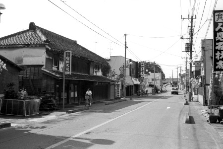 人見石材店前から宿場の北端を望む