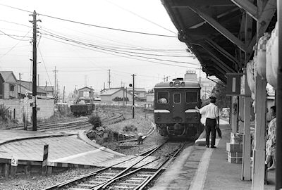 那珂湊駅に到着するキハ2004