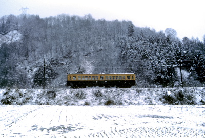 雪の中を走るモハ61
