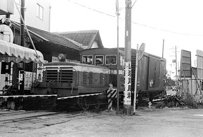 西御坊駅を通過する貨物列車