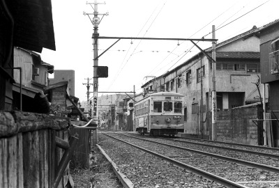 枝光駅近くの専用軌道をゆく500形