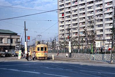 明治通りから専用軌道に入る