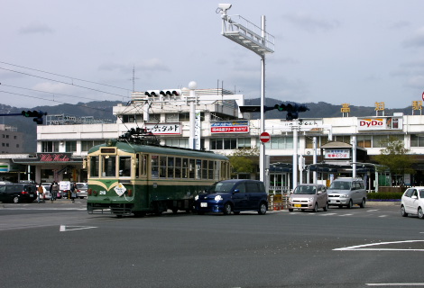 高知駅前の復元塗装車