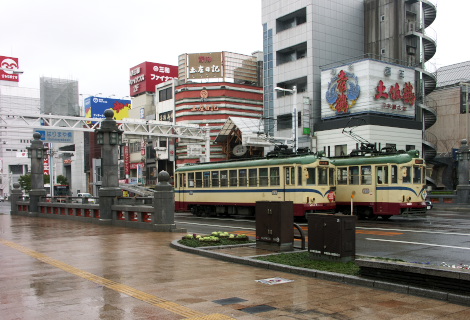 はりまや橋ですれ違うオリジナル塗装車