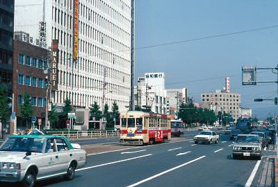 駅前通りを走るモ3201