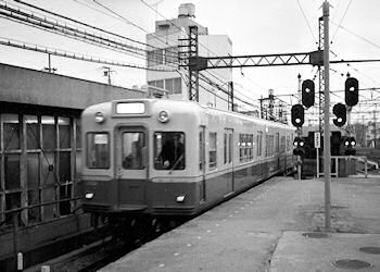 高砂駅を発車する3300形