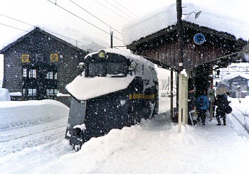 小出駅のラッセル車