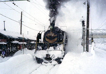 小出駅で発車を待つC11 63