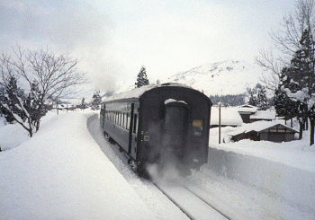 柿の木駅付近を通過する列車