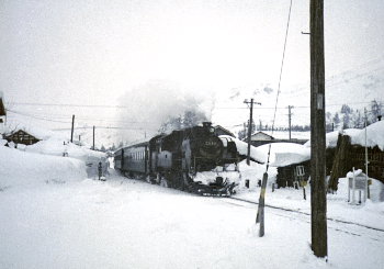 入広瀬駅（？）に到着する上り列車