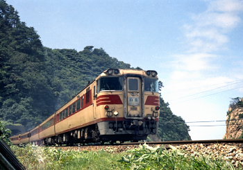 笹川流れを行くキハ82系