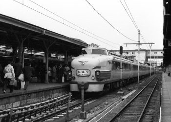 上野駅19番線の特急ひばり