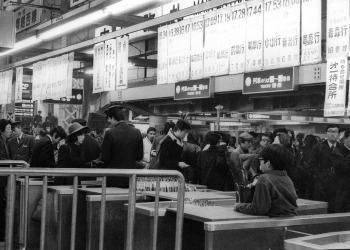 上野駅19番線の特急ひばり