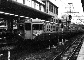 高架ホームの修学旅行電車