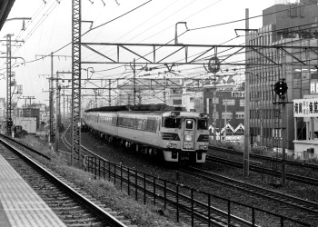 西日暮里駅付近を通過する特急つばさ