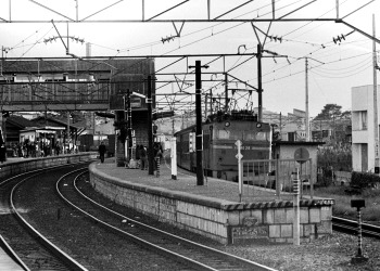 常磐線佐貫駅を通過する客車列車