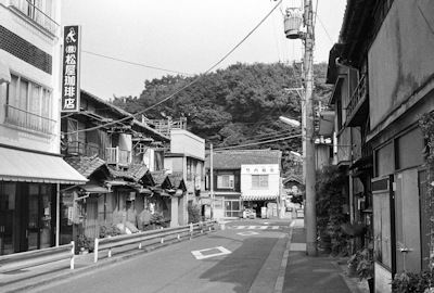 栄閑院に突き当たる道