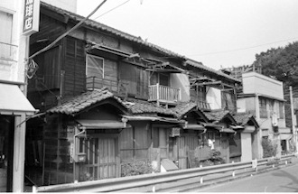 破風が立派な四軒長屋