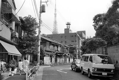 東京タワーが見える裏通り