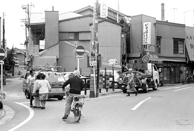 古い街並みとバキュームカー