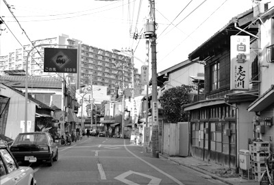 京成曳舟駅前に続く道