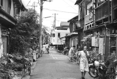 踏切を東武亀戸線の列車が通過