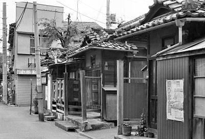 凝った屋根が珍しい住宅