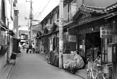 橘銀座(キラキラ橘)商店街脇道の五軒長屋