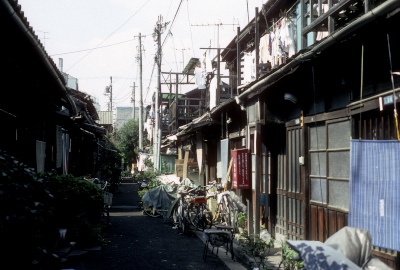 長屋が連なる路地